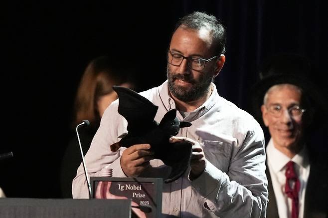 ‘술 취한 박쥐의 비행 능력’ 연구로 항공상을 받은 프란시스코 산체스가 18일(현지시간) 미국 보스턴에서 열린 이그노벨상 시상식에서 박쥐 인형을 들고 수상 소감을 밝히고 있다. AP 연합뉴스