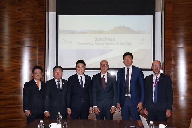 중국 다롄에서 노관규 시장과 강형구 순천시의장, 김영진 순천시의회 운영위원장, 국제대학스포츠연맹 관계자들이 기념사진을 촬영하고 있다.