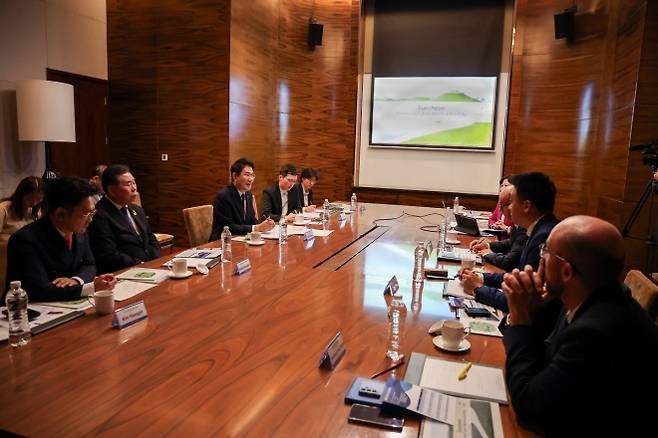 노관규 시장이 중국 다롄에서 레온즈 에더 국제대학스포츠연맹(FISU) 회장을 만나 순천시의 2035년 세계유니버시아드대회 개최 의향을 설명하고 있다.