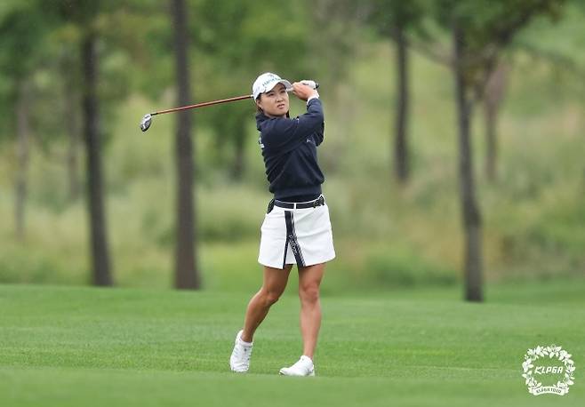 세컨드샷 하는 이민지 - 19일 인천 청라 베어즈베스트 청라GC에서 열린 하나금융그룹 챔피언십 2라운드 4번홀에서 이민지가 세컨드샷을 하고 있다. KLPGA 제공