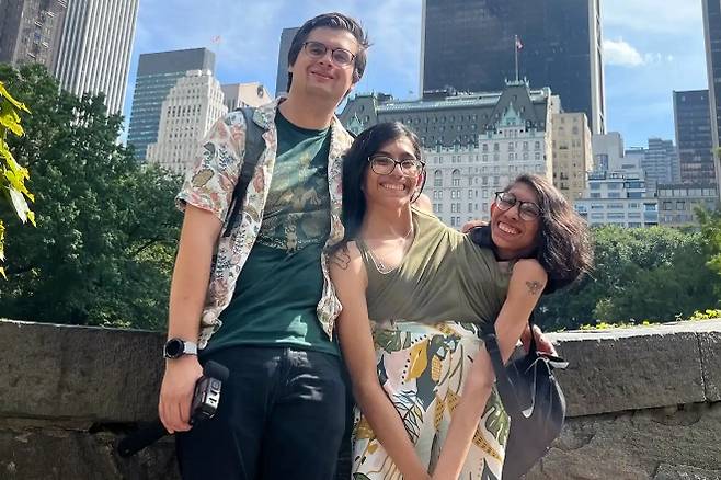 뉴욕 센트럴파크에서 남편 다니엘 매코맥과 함께 포즈를 취한 카르멘(가운데)과 루피타 안드라데 자매. 카르멘과 루피타 안드라데 자매 제공