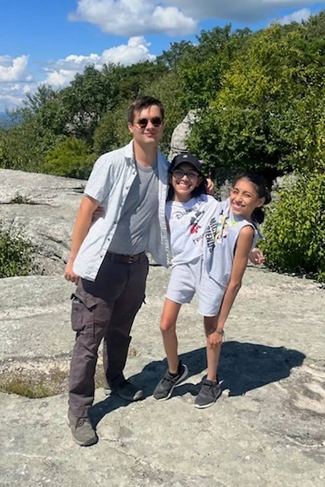 야외 바위 지대에서 남편 다니엘 매코맥과 함께 선 카르멘(가운데)과 루피타 안드라데 자매. 카르멘과 루피타 안드라데 자매 제공