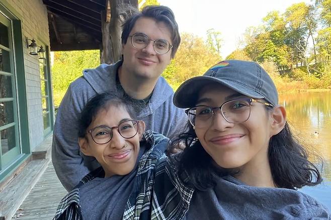 호숫가에서 함께한 카르멘(오른쪽)과 루피타 안드라데 자매, 그리고 남편 다니엘 맥코맥. 카르멘과 루피타 안드라데 자매 제공