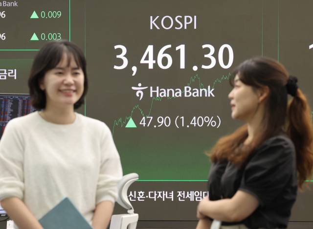 18일 서울 중구 하나은행 딜링룸에서 딜러들이 대화하고 있다. 연합뉴스