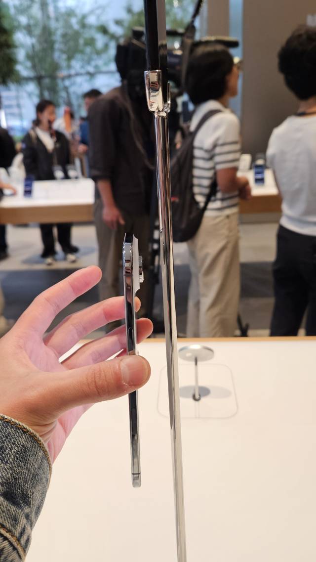 애플이 올해 처음 선보인 아이폰17 에어. 두께는 5.6㎜, 무게는 165g까지 초슬림 폼팩터다.사진=허진 기자