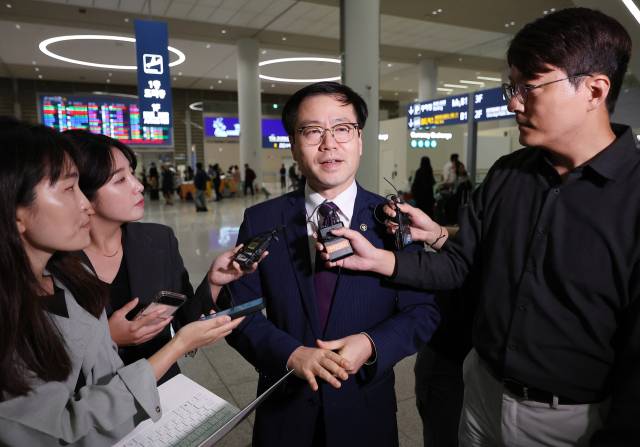 여한구 산업통상자원부 통상교섭본부장이 19일 오전 인천국제공항 제2여객터미널을 통해 귀국하며 취재진 질문에 답하고 있다. 연합뉴스