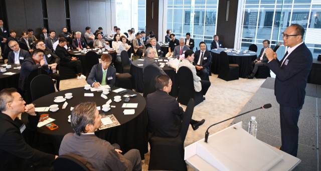 임충훈(오른쪽) 서울대 스포츠매니지먼트 교수가 19일 서울 중구 더플라자호텔서울에서 열린 ‘2025 대한민국 골프산업 포럼’에서 강연을 하고 있다. 오승현 기자