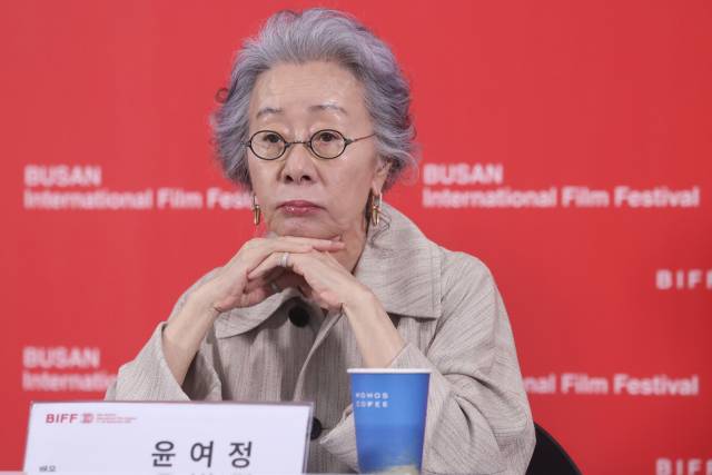 배우 윤여정이 19일 부산 해운대구 영화의전당에서 열린 제30회 부산국제영화제(BIFF) '결혼 피로연' 기자간담회에서 질문을 듣고 있다. 연합뉴스