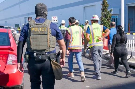 9월 4일(현지 시각) 미국 조지아주 현대차그룹-LG에너지솔루션의 합작 배터리 공장 현장에서 이민세관단속국(ICE), 국토안보수사국(HSI), 마약단속국(DEA), 조지아주 순찰대 등이 합동으로 작전을 펼쳐 근로자 475명을 체포하고 있다. 미국 이민세관단속국