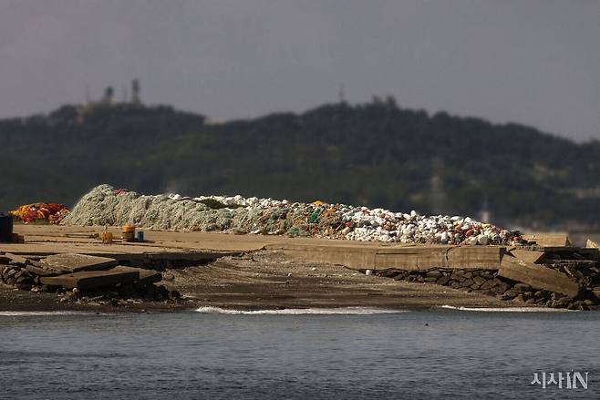 소연평도의 한 포구에 닻자망용 1회용 그물이 산처럼 쌓여 있다. ⓒ시사IN 조남진
