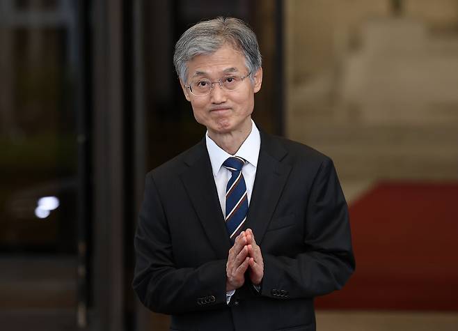 9월17일 ‘한덕수 회동설'에 대한 입장문을 낸 뒤 퇴근하는 조희대 대법원장이 질문하는 기자들에게 '죄송하다’는 제스처를 보이며 자리를 떠나고 있다. ⓒ연합뉴스