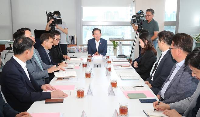 울산시는 19일 울산시청 경제부시장실에서 안효대 울산시 경제부시장 주재로 울산도시공사, 한국산업단지공단 울산지역본부 등 기관장들이 참석한 가운데 지역내 기업 투자사업의 현장지원 강화를 위한 '기업 현장지원 유관기관 협의회'를 가졌다. ⓒ울산광역시