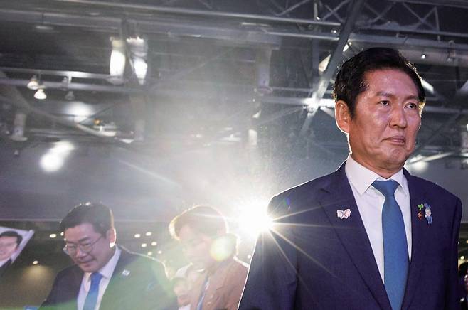 정청래 더불어민주당 대표가 8월2일 경기 고양시 킨텍스에서 열린 제2차 임시전국당원대회에서 대표직 수락 연설을 위해 단상으로 향하고 있다. ⓒ시사저널 박은숙