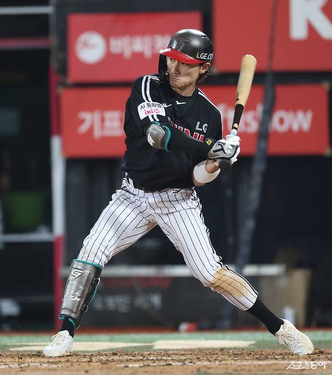 LG 신민재가 16일 수원KT위즈파크에서 열린 KT와 원정경기 도중 안타를 치고 있다. 사진제공|LG 트윈스