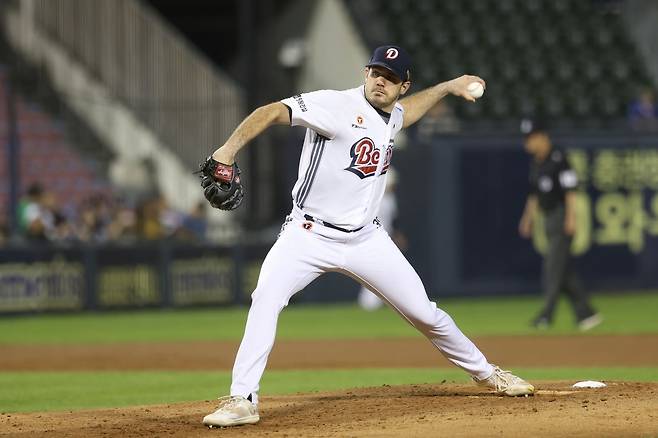 두산 선발 잭 로그가 18일 잠실구장에서 열린 키움과 2025 프로야구 정규리그 홈경기에 선발 등판해 공을 던지고 있다. 두산 베어스 제공