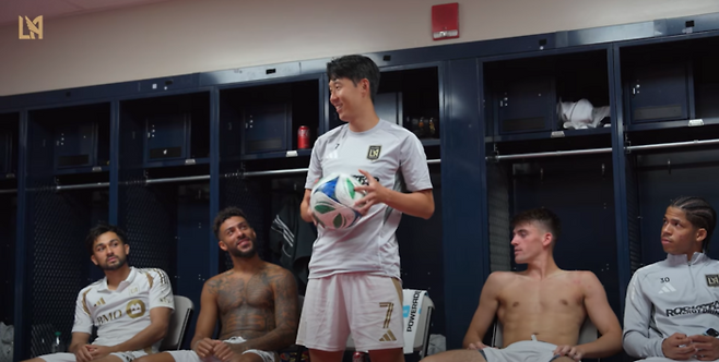 LAFC 소속 첫 해트트릭 기록 후 동료들의 축하를 받고 소감을 말하는 손흥민. LAFC 공식 채널 캡처