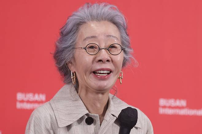 기자간담회하는 윤여정. 연합뉴스.