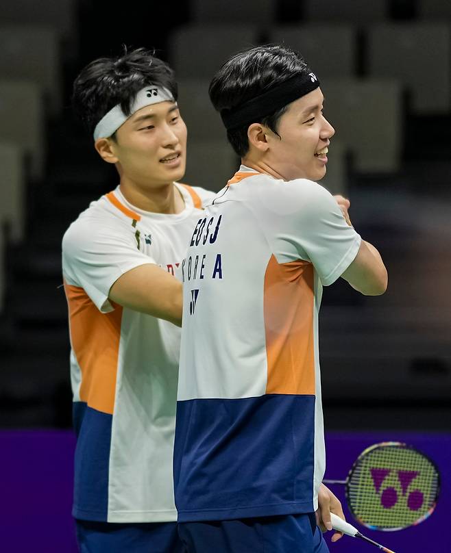김원호(왼쪽)와 서승재가 19일 중국 선전에서 열린 2025 세계배드민턴연맹(BWF) 월드투어 슈퍼 750 중국 마스터스 남자 복식 8강에서 승리한 뒤 기뻐하고 있다.  선전 | 신화연합뉴스