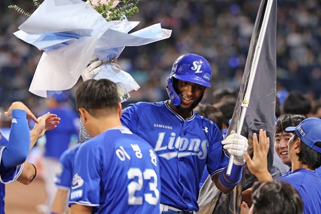 삼성 르윈 디아즈가 18일 창원 NC전에서 4회초 3점 홈런을 터트린 뒤 동료들의 축하를 받고 있다. /사진=삼성 라이온즈 제공