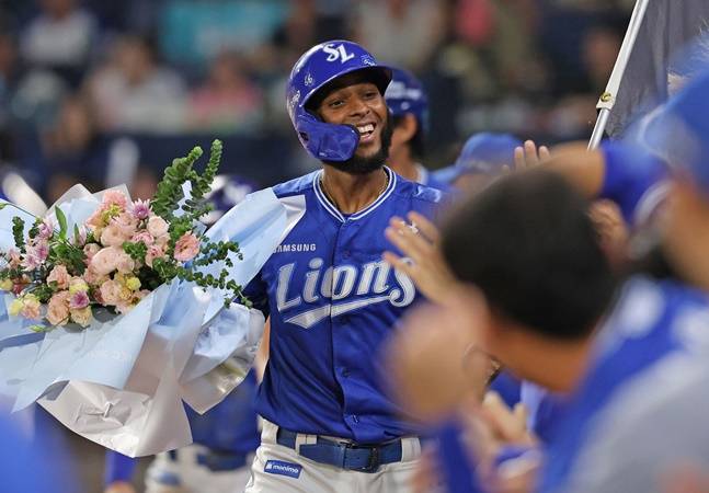 삼성 디아즈가 18일 창원 NC전에서 4회초 3점 홈런을 터트린 뒤 동료들의 축하를 받고 있다. /사진=삼성 라이온즈 제공