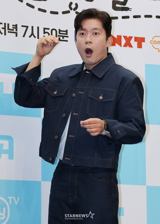 방송인 김대호가 19일 오전 서울 마포구 상암동 스탠포드호텔에서 진행된 ENA 예능 '어디로 튈지 몰라' 제작발표회에 참석해 포즈를 취하고 있다.  짜여진 리스트도 사전 기획된 코스도 없이 오로지 맛집 사장님들의 릴레이 추천에 따라 인생 맛집을 찾아다니는 '노(No) 섭외 즉흥 맛집 투어 예능' 어디로 튈지 몰라는 오는 21일 첫 방송된다. /2025.09.19 /사진=이동훈 photoguy@