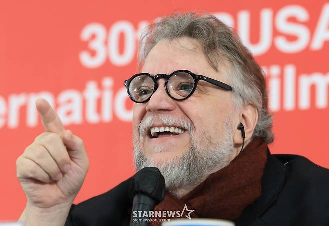 (부산=뉴스1) 권현진 기자 = 기예르모 델토로 감독이 19일 오전 부산 해운대구 영화의전당 비프힐에서 열린 제30회 부산국제영화제(BIFF) 갈라 프레젠테이션 초청작 '프랑켄슈타인' 기자회견에 참석해 취재진 질문에 답하고 있다. 2025.9.19/뉴스1  Copyright (C) 뉴스1. All rights reserved. 무단 전재 및 재배포,  AI학습 이용 금지. /사진=(부산=뉴스1) 권현진 기자