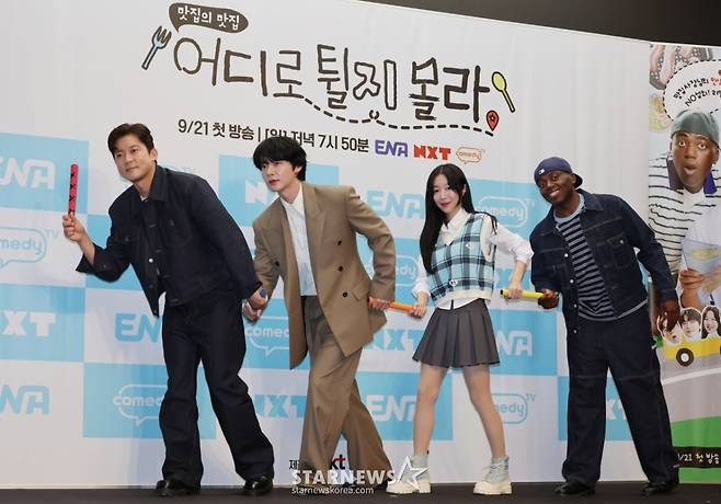 김대호, 안재현, 쯔양, 조나단이 19일 오전 서울 마포구 상암동 스탠포드호텔에서 진행된 ENA 예능 '어디로 튈지 몰라' 제작발표회에 참석해 포즈를 취하고 있다.  짜여진 리스트도 사전 기획된 코스도 없이 오로지 맛집 사장님들의 릴레이 추천에 따라 인생 맛집을 찾아다니는 '노(No) 섭외 즉흥 맛집 투어 예능' 어디로 튈지 몰라는 오는 21일 첫 방송된다. /2025.09.19 /사진=이동훈 photoguy@