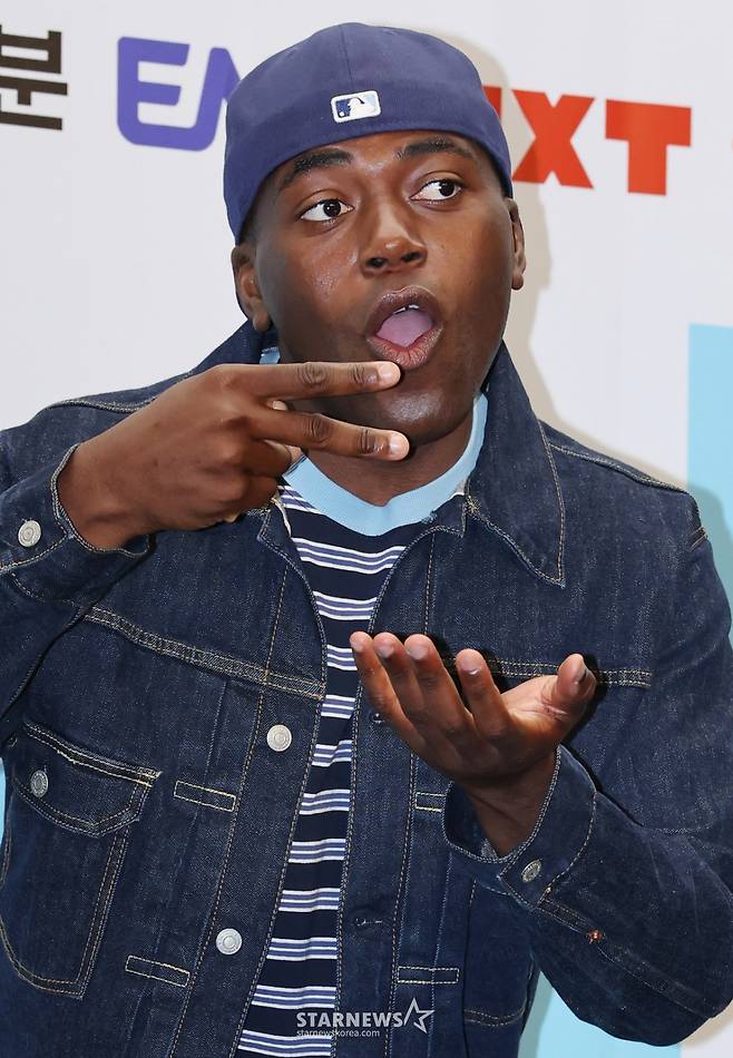 방송인 조나단이 19일 오전 서울 마포구 상암동 스탠포드호텔에서 진행된 ENA 예능 '어디로 튈지 몰라' 제작발표회에 참석해 포즈를 취하고 있다.  짜여진 리스트도 사전 기획된 코스도 없이 오로지 맛집 사장님들의 릴레이 추천에 따라 인생 맛집을 찾아다니는 '노(No) 섭외 즉흥 맛집 투어 예능' 어디로 튈지 몰라는 오는 21일 첫 방송된다. /2025.09.19 /사진=이동훈 photoguy@