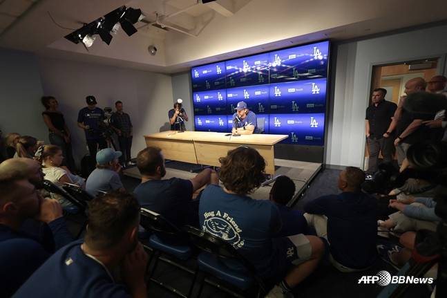 로버츠 감독을 비롯한 대부분의 다저스 선수단이 커쇼의 기자회견을 지켜보고 있다. /AFPBBNews=뉴스1