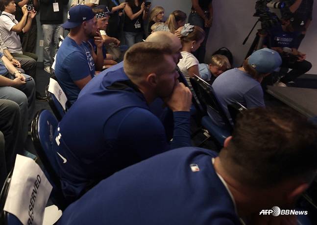 다저스 선수들이 커쇼의 기자회견을 지켜보고 있다. /AFPBBNews=뉴스1