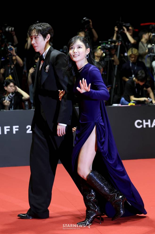 (부산=뉴스1) 권현진 기자 = 배우 김영대와 김유정(오른쪽)이 17일 오후 부산 해운대구 영화의전당에서 열린 ‘제30회 부산국제영화제’(BIFF) 개막식에 참석해 레드카펫을 밟고 있다. 2025.9.17/뉴스1  Copyright (C) 뉴스1. All rights reserved. 무단 전재 및 재배포,  AI학습 이용 금지. /사진=(부산=뉴스1) 권현진 기자