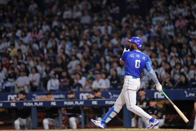 18일 NC전 홈런을 터뜨리고 있는 디아즈. /사진=삼성 라이온즈 제공