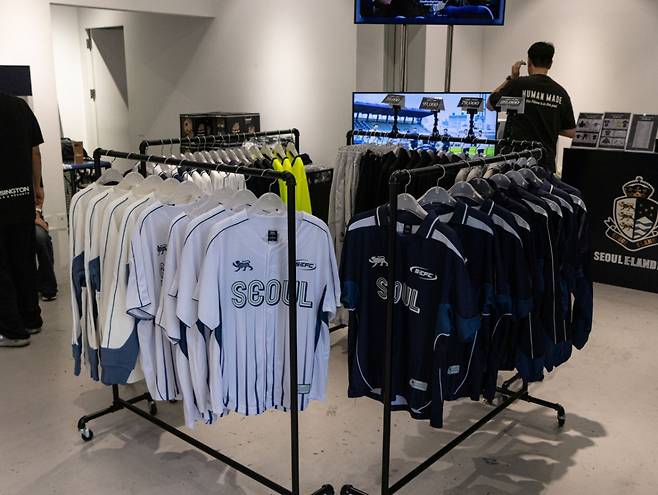 팝업스토어에서 판매 중인 한정판 풋볼 티셔츠. /사진=서울이랜드 제공