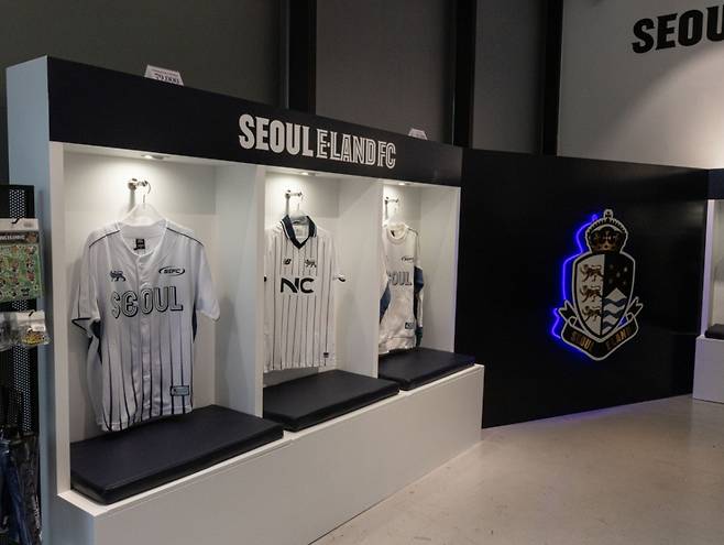 팝업스토어에서 판매 중인 한정판 풋볼 티셔츠와 유니폼의 모습. /사진=서울이랜드 제공