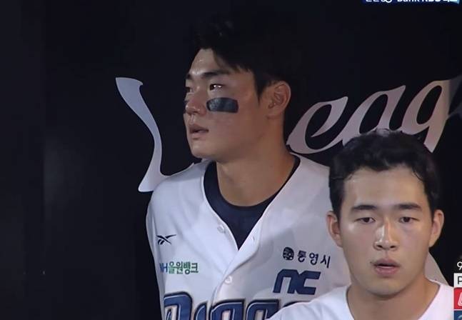 NC 김주원이 19일 창원 롯데전에서 눈물을 흘리고 있다. /사진=KBSN스포츠 중계화면 갈무리