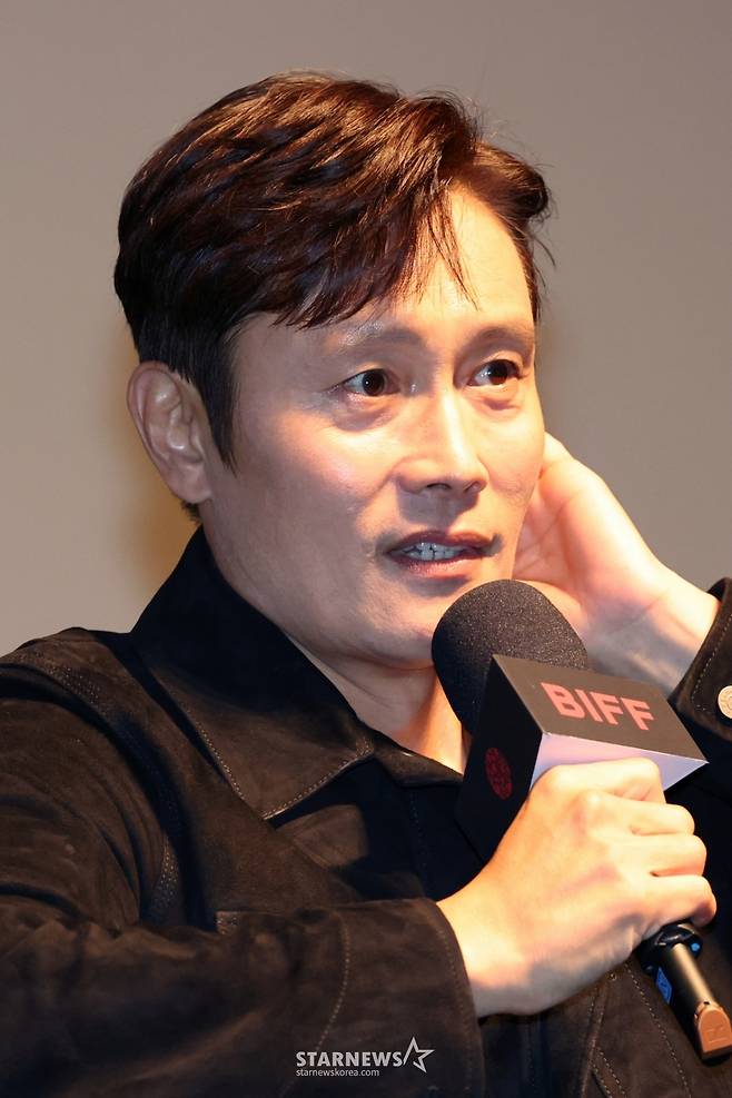 [부산=뉴시스] 박진희 기자 = 이병헌 배우가 19일 부산 해운대구 동서대학교 소향씨어터에서 제30회 부산국제영화제(BIFF) '액터스 하우스' 행사를 하고 있다. '액터스 하우스'는 연기력과 스타성을 겸비한 동시대 대표 배우들이 자신의 연기와 작품에 관해 솔직하고 깊이 있는 이야기를 들려주는 부산국제영화제만의 시그니처 프로그램이다. 2025.09.19. pak7130@newsis.com /사진=박진희