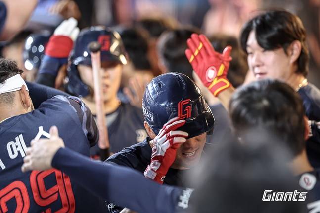 롯데 전준우가 19일 창원 NC전에서 6회 3점 홈런을 때려낸 후 동료들의 축하를 받고 있다. /사진=롯데 자이언츠 제공