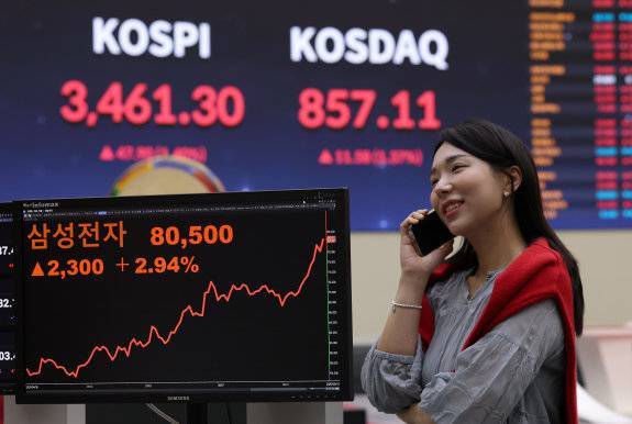 삼성전자가 1년 1개월만에 ‘8만전자’ 고지에 올랐다.  삼성전자 주가는 9월 18일 전일 대비 2.9% 오른 8만 500원에 마감하며 52주 신고가를 새로 썼다. 뉴스1