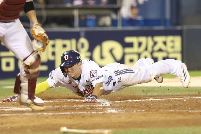 두산 베어스 안재석이 18일 서울 잠실야구장에서 열린 2025 신한 SOL Bank KBO리그 키움 히어로즈와 홈경기에 1번타자 겸 유격수로 선발 출전, 3타수 2안타(2루타 2) 2득점 1볼넷으로 활약하며 팀 승리에 기여했다. 이날 안재석은 팀의 3득점 중 2득점을 책임졌다. 두산 베어스