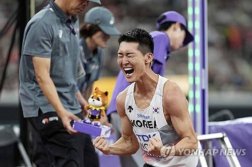 일본 언론이 2025 도쿄 세계육상선수권 남자 높이뛰기 은메달을 따낸 한국의 우상혁을 주목했다. 사진 연합뉴스