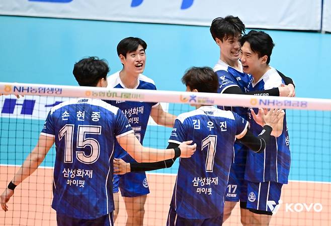 19일 오후 전라남도 여수 진남체육관에서 열린 '2025 여수·NH농협컵 프로배구대회' 남자부 준결승 대한항공과 삼성화재의 경기, 삼성화재 선수들이 득점 후 기뻐하고 있다. KOVO
