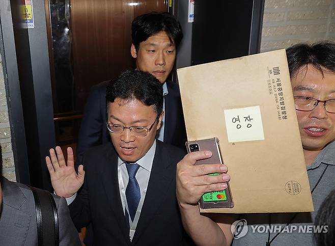 국민의힘 압수수색 나선 김건희 특검팀 (서울=연합뉴스) 류영석 기자 = 김건희 여사의 의혹들을 수사하는 민중기 특별검사팀이 18일 서울 여의도 국민의힘 중앙당사에 대한 '통일교 집단 입당' 의혹과 관련한 압수수색에 나섰다.
    당사에 도착한 특검팀이 영장을 들고 당사에 진입하기 위해 승강기에 오르고 있다. 2025.9.18 ondol@yna.co.kr