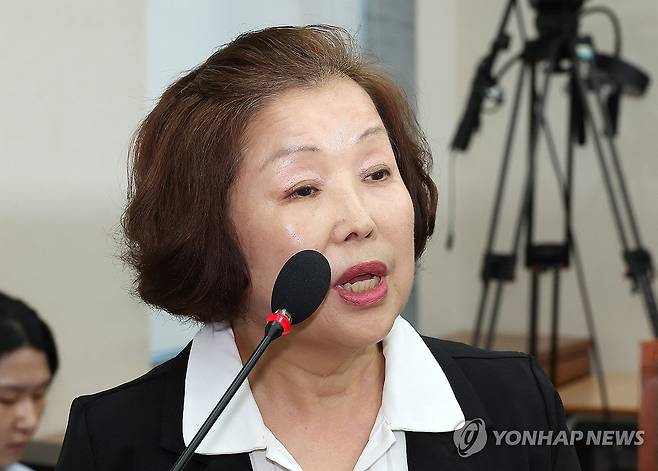 의원 질의에 답변하는 손효숙 리박스쿨 대표 (서울=연합뉴스) 김주형 기자 = 10일 서울 여의도 국회 교육위원회에서 열린 리박스쿨 청문회에 증인으로 출석한 손효숙 리박스쿨 대표가 의원 질의에 답변하고 있다. 2025.7.10 kjhpress@yna.co.kr