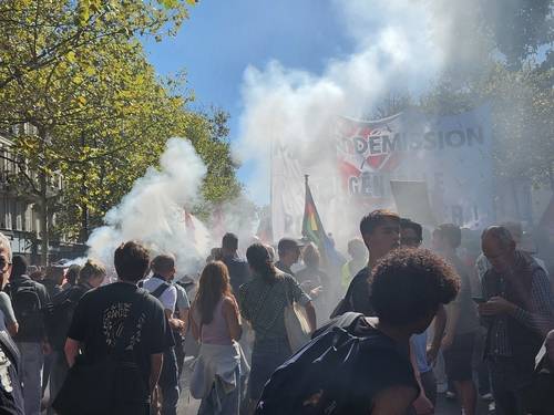 '마크롱 사임' 내걸고 행진하는 시민들 (파리=연합뉴스) 송진원 특파원 = 18일(현지시간) 프랑스 파리 바스티유 광장에 정부에 항의하는 시위대가 모여 레퓌블리크 광장으로 행진하고 있다. 2025.09.18 san@yna.co.kr (끝)