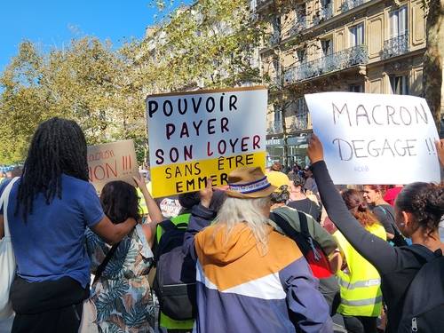 '마크롱 꺼져' (파리=연합뉴스) 송진원 특파원 = 18일(현지시간) 프랑스 파리 바스티유 광장에 모인 시민들이 '마크롱 꺼져', '마크롱 반대' 등의 팻말을 들고 있다. 2025.09.18 san@yna.co.kr (끝)