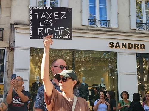 '부자에 세금을' (파리=연합뉴스) 송진원 특파원 = 18일(현지시간) 프랑스 파리 바스티유 광장에서 시작된 행진에 참여한 한 시민이 '부자에게 과세하라'는 손팻말을 들고 있다. 2025.09.18 san@yna.co.kr (끝)