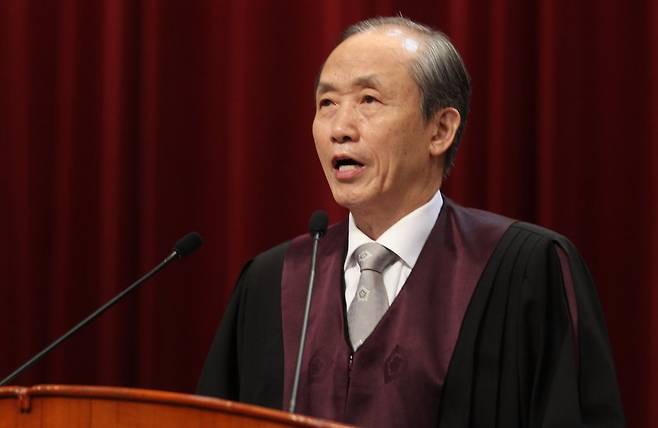 대법원장 퇴임인사 (서울=연합뉴스) 한상균 기자 = 이용훈 대법원장의 퇴임식이 23일 오전 서초동 대법원 청사에서 열렸다.. 대법관 퇴임 후 변호사를 하다가 대법원장으로 돌아왔던 이 원장은 이번엔 변호사 개업을 하지 않을 것으로 알려졌다. 2011.9.23 xyz@yna.co.kr