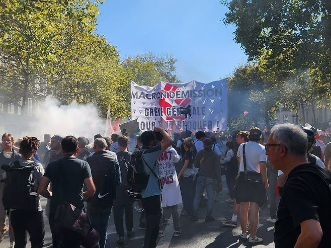 대통령 사임 촉구 (파리=연합뉴스) 송진원 특파원 = 18일(현지시간) 프랑스 파리에서 열린 대규모 반정부 시위에서 시민들이 마크롱 대통령의 사임을 촉구하고 있다. 2025.09.18 san@yna.co.kr (끝)