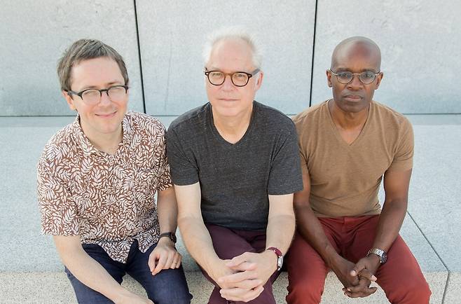 빌 프리셀 트리오 왼쪽부터 베이시스트 토마스 모건, 기타리스트 빌 프리셀, 드러머 루디 로이스턴 [자라섬재즈페스티벌 제공. 재판매 및 DB 금지]