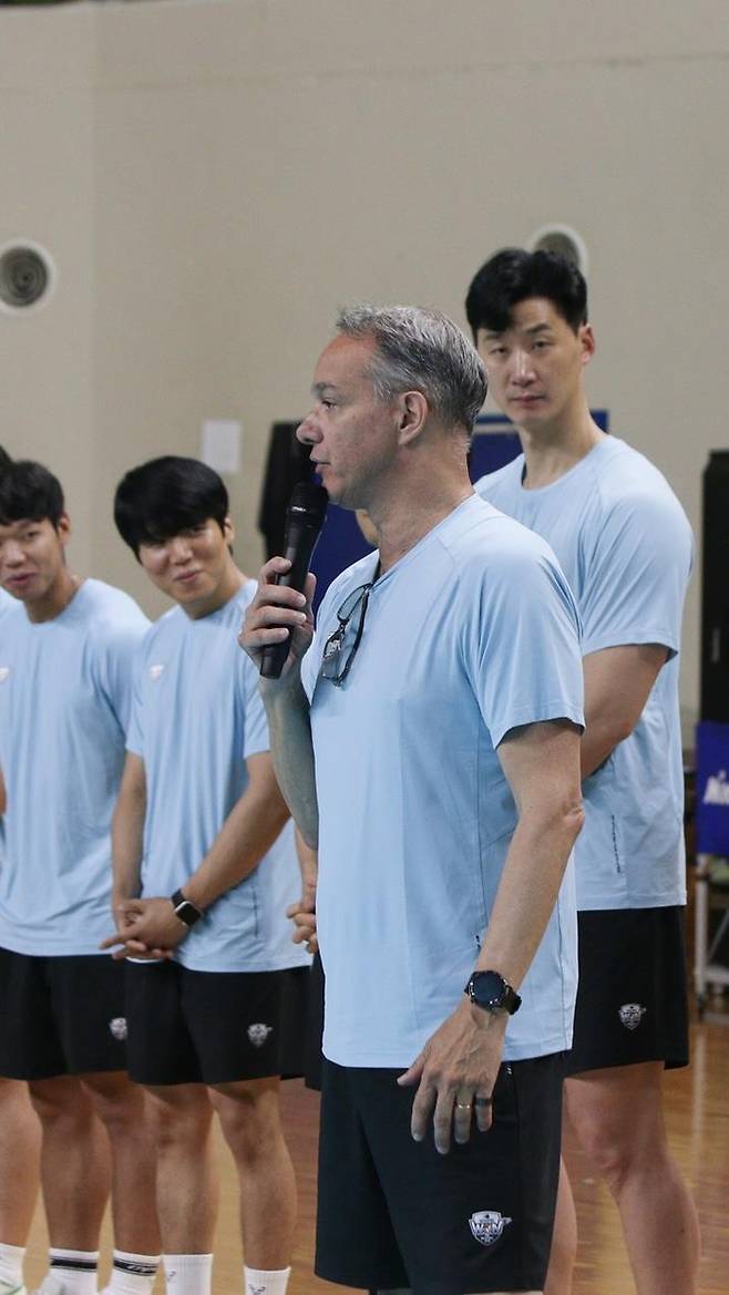 선수들에게 이야기하는 파에스 우리카드 감독 [우리카드 배구단 제공. 재판매 및 DB 금지]